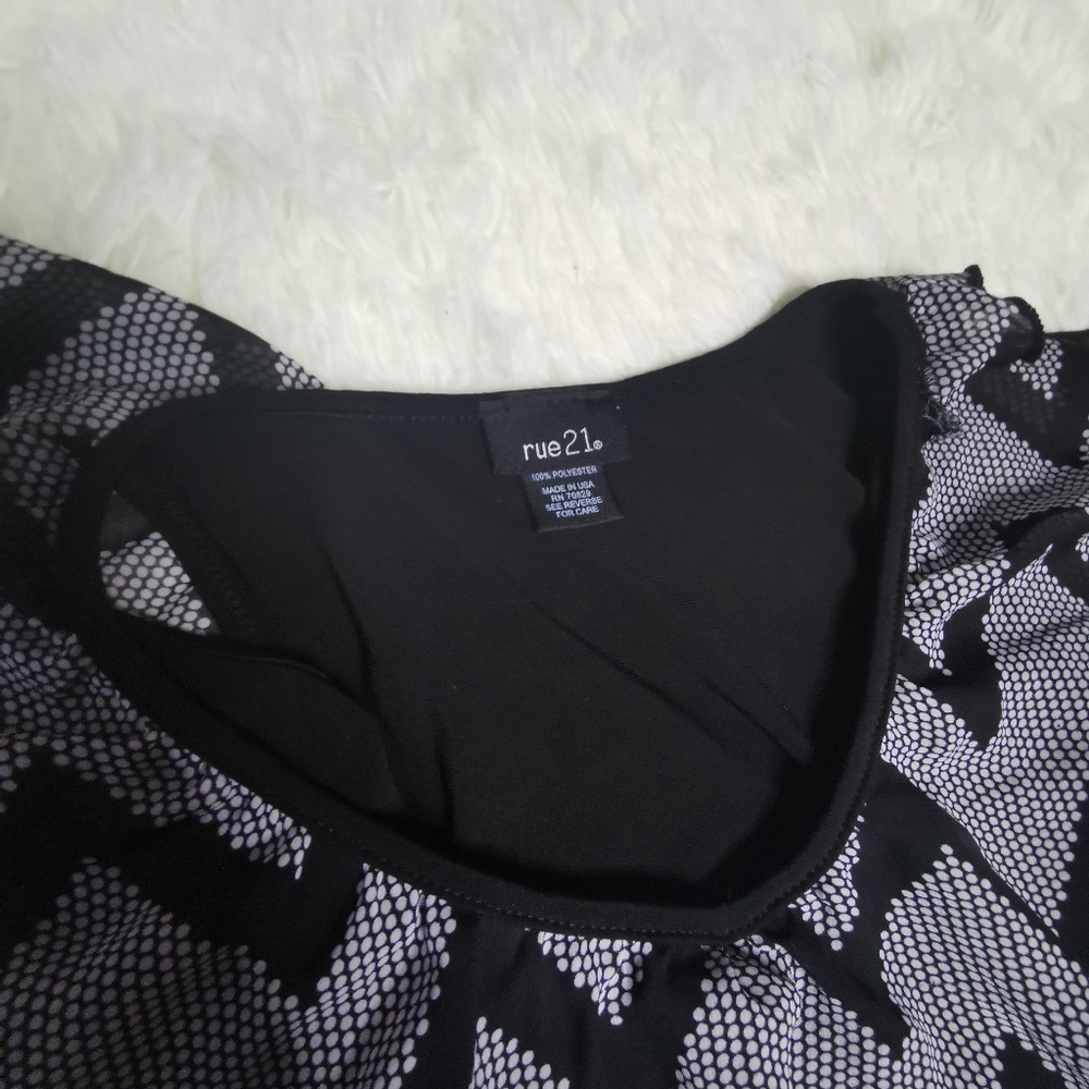 Open shoulder short - Picture 5 of 5
